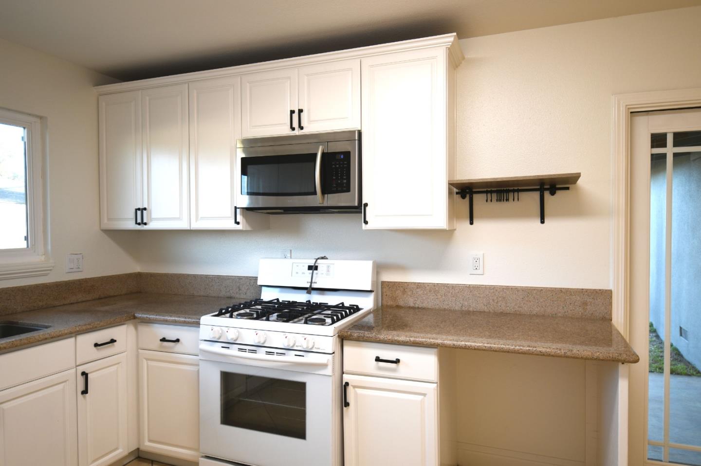 Detail Gallery Image 9 of 24 For 522 E Alvin Dr, Salinas,  CA 93906 - 3 Beds | 2 Baths