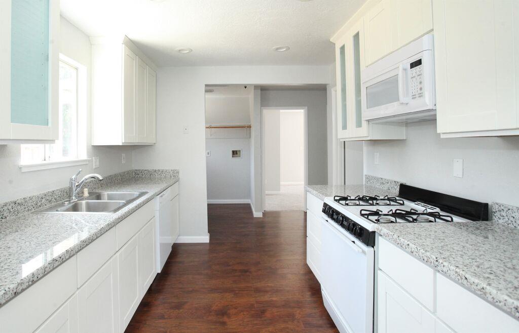 Detail Gallery Image 6 of 14 For 373 N. 8th, San Jose,  CA 95112 - 2 Beds | 2 Baths