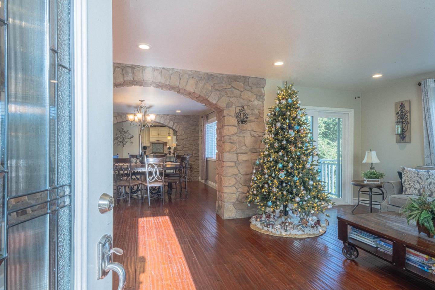 Detail Gallery Image 4 of 39 For 6218 Echo Valley Ct, Salinas,  CA 93907 - 3 Beds | 2 Baths