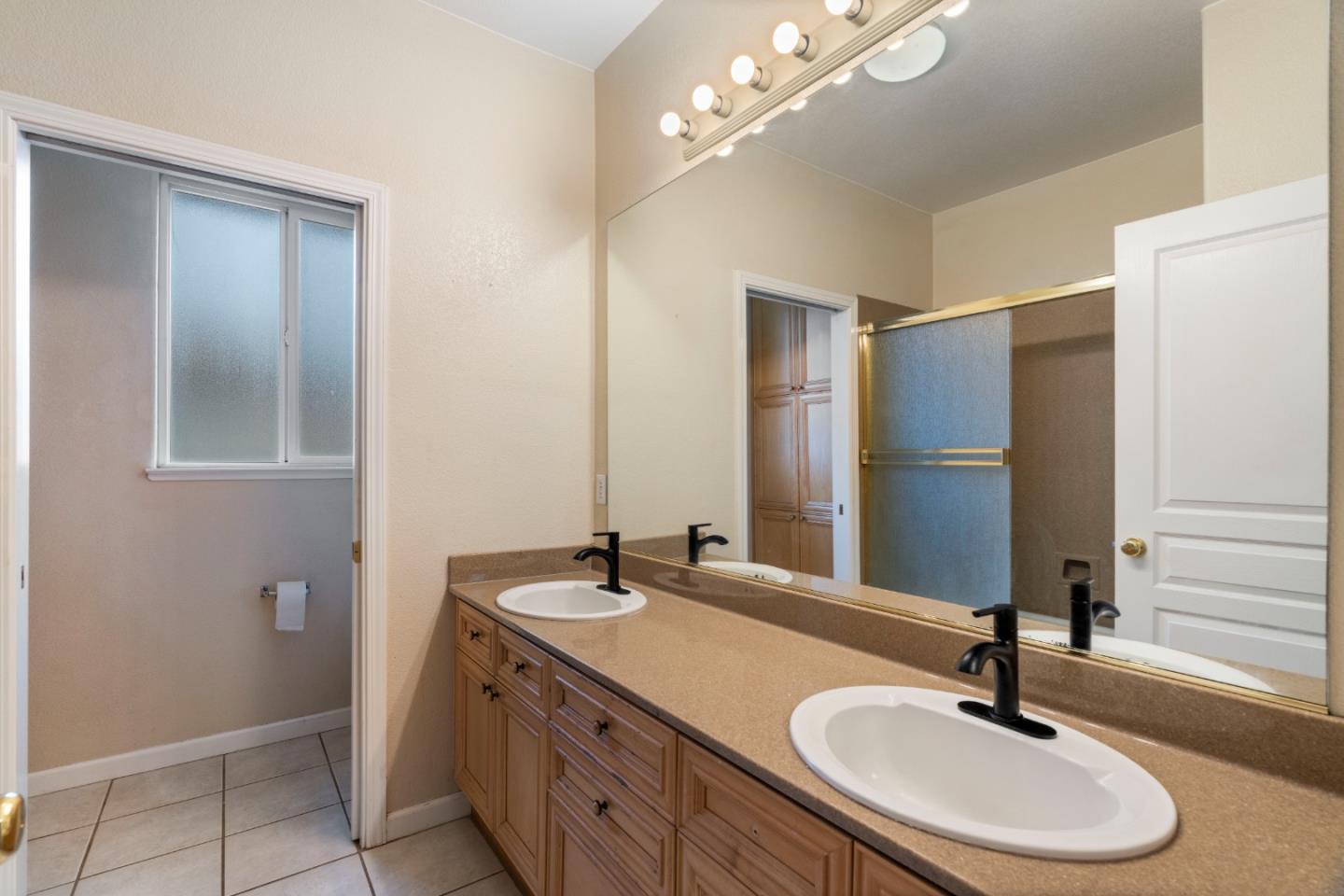 Detail Gallery Image 8 of 15 For 4009 Bella Tuscany Dr, Modesto,  CA 95356 - 5 Beds | 3 Baths