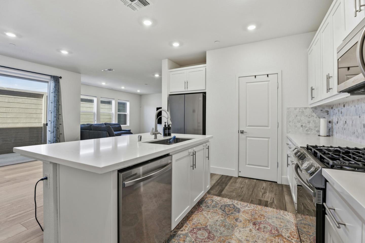 Detail Gallery Image 9 of 55 For 6056 Bullion Ln, Dublin,  CA 94568 - 4 Beds | 3/1 Baths