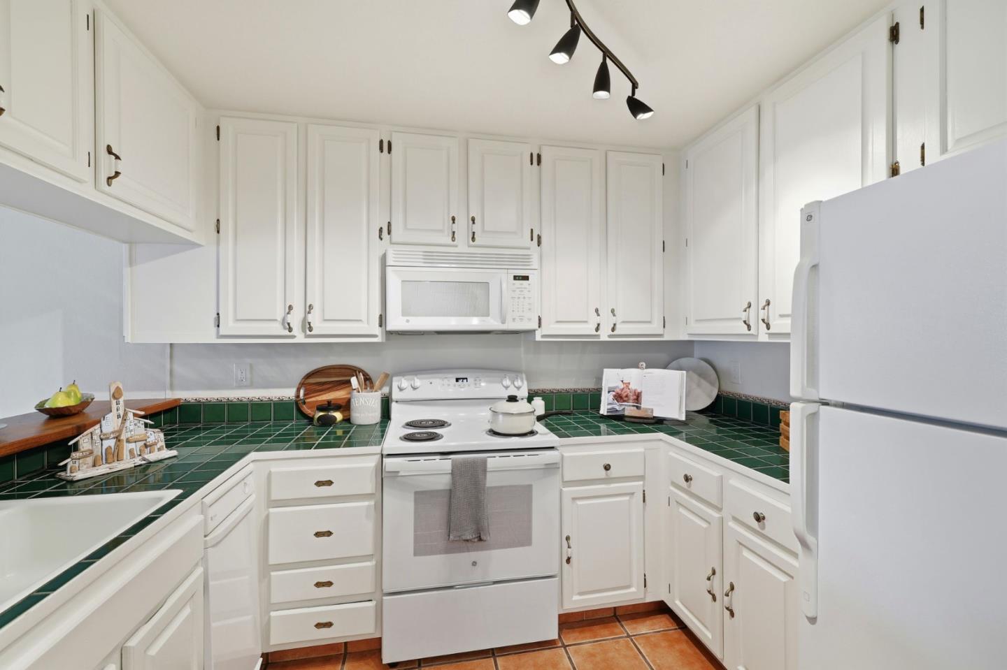 Detail Gallery Image 10 of 42 For 35 W 20th Ave #109,  San Mateo,  CA 94403 - 2 Beds | 2 Baths