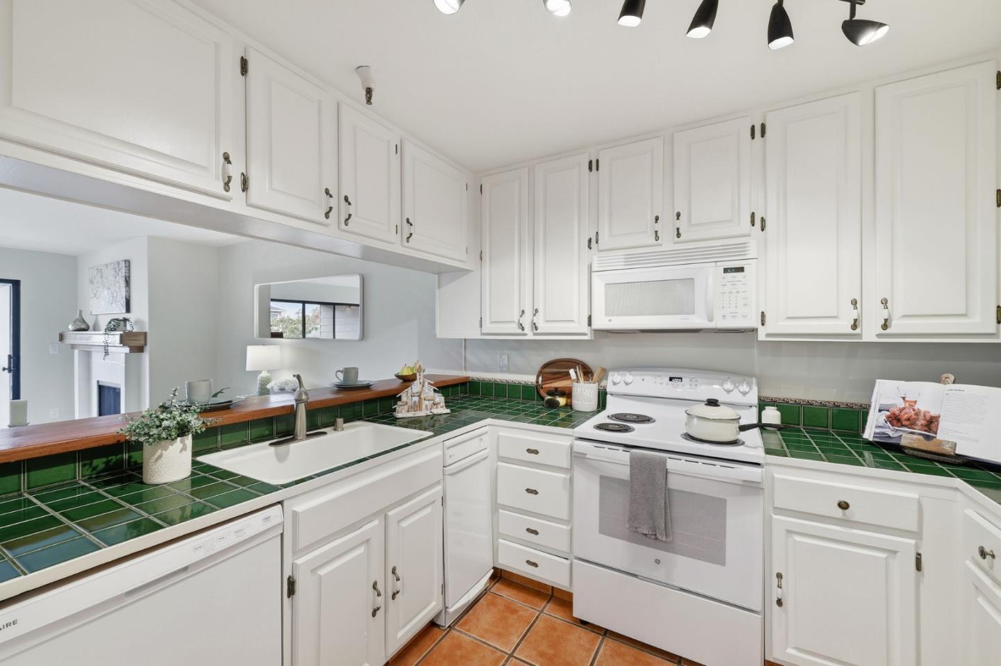 Detail Gallery Image 9 of 42 For 35 W 20th Ave #109,  San Mateo,  CA 94403 - 2 Beds | 2 Baths