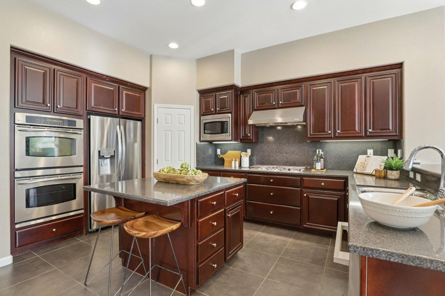 Detail Gallery Image 14 of 39 For 670 E Central Ave, Morgan Hill,  CA 95037 - 4 Beds | 2/1 Baths