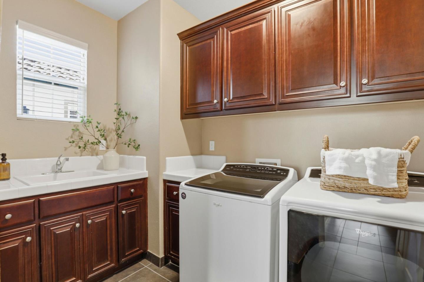 Detail Gallery Image 16 of 39 For 670 E Central Ave, Morgan Hill,  CA 95037 - 4 Beds | 2/1 Baths