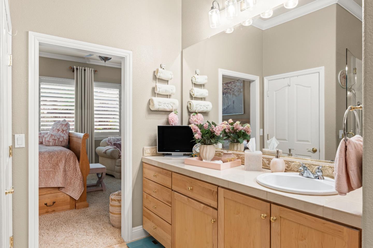 Detail Gallery Image 53 of 74 For 5723 Grassington Ln, Sacramento,  CA 95835 - 2 Beds | 2/1 Baths