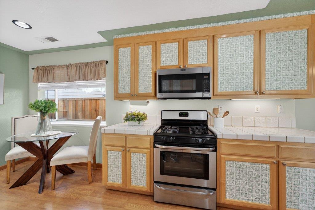 Detail Gallery Image 14 of 41 For 9336 Lariat Dr, Gilroy,  CA 95020 - 3 Beds | 2/1 Baths