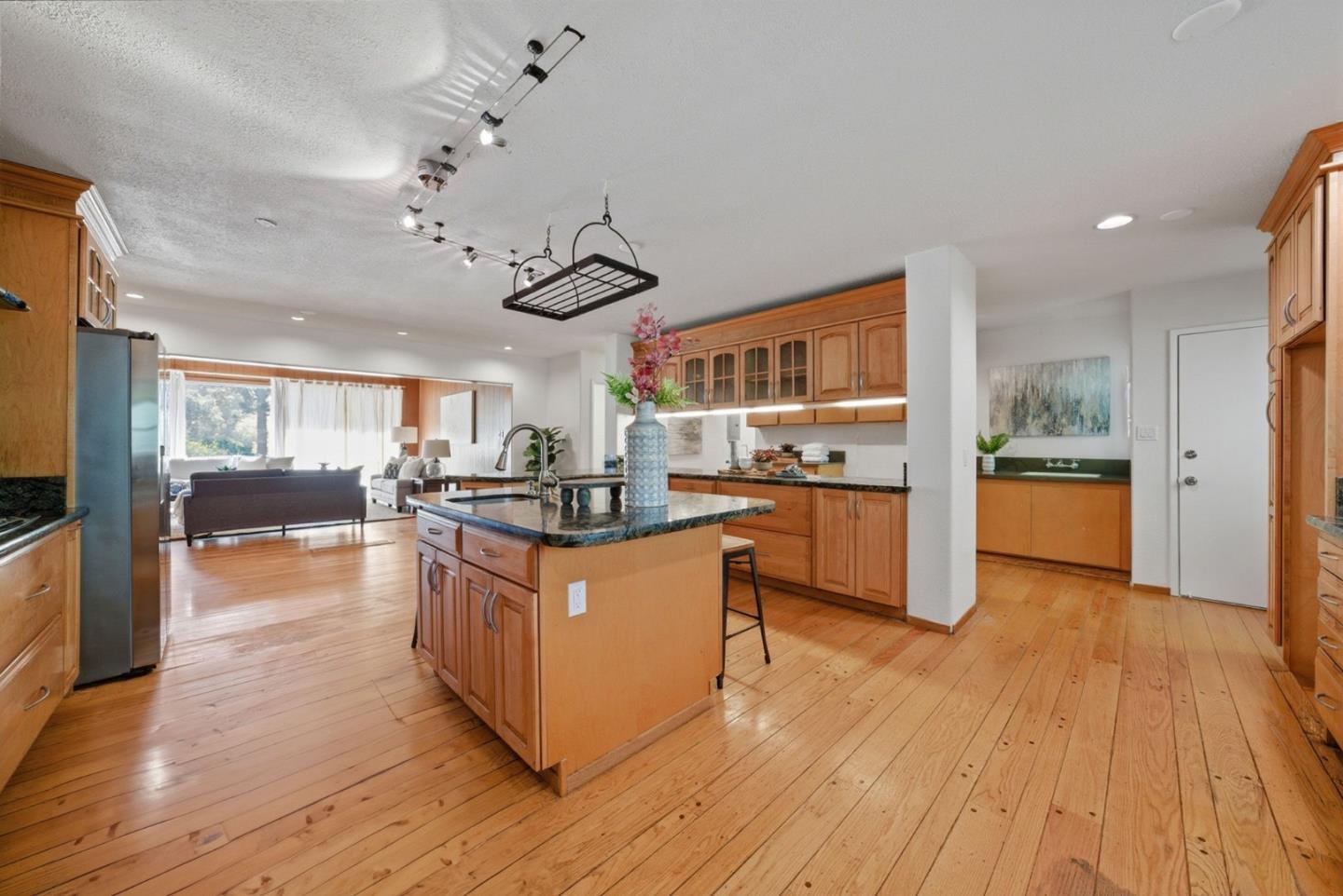 Detail Gallery Image 27 of 84 For 5401 Leona St, Oakland,  CA 94619 - 5 Beds | 3 Baths