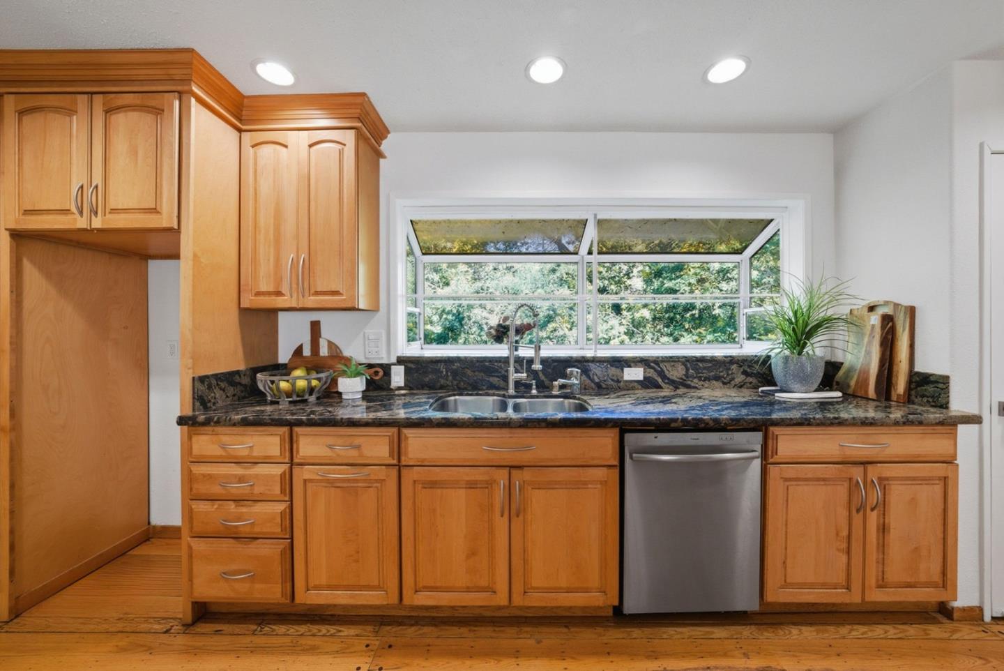 Detail Gallery Image 30 of 84 For 5401 Leona St, Oakland,  CA 94619 - 5 Beds | 3 Baths