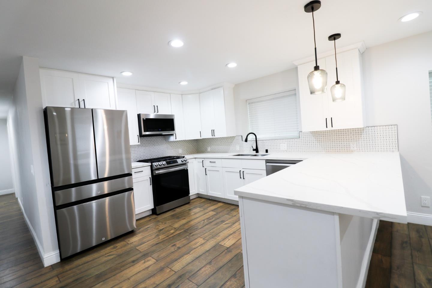 Detail Gallery Image 10 of 30 For 875 Wood St, Oakland,  CA 94607 - – Beds | – Baths