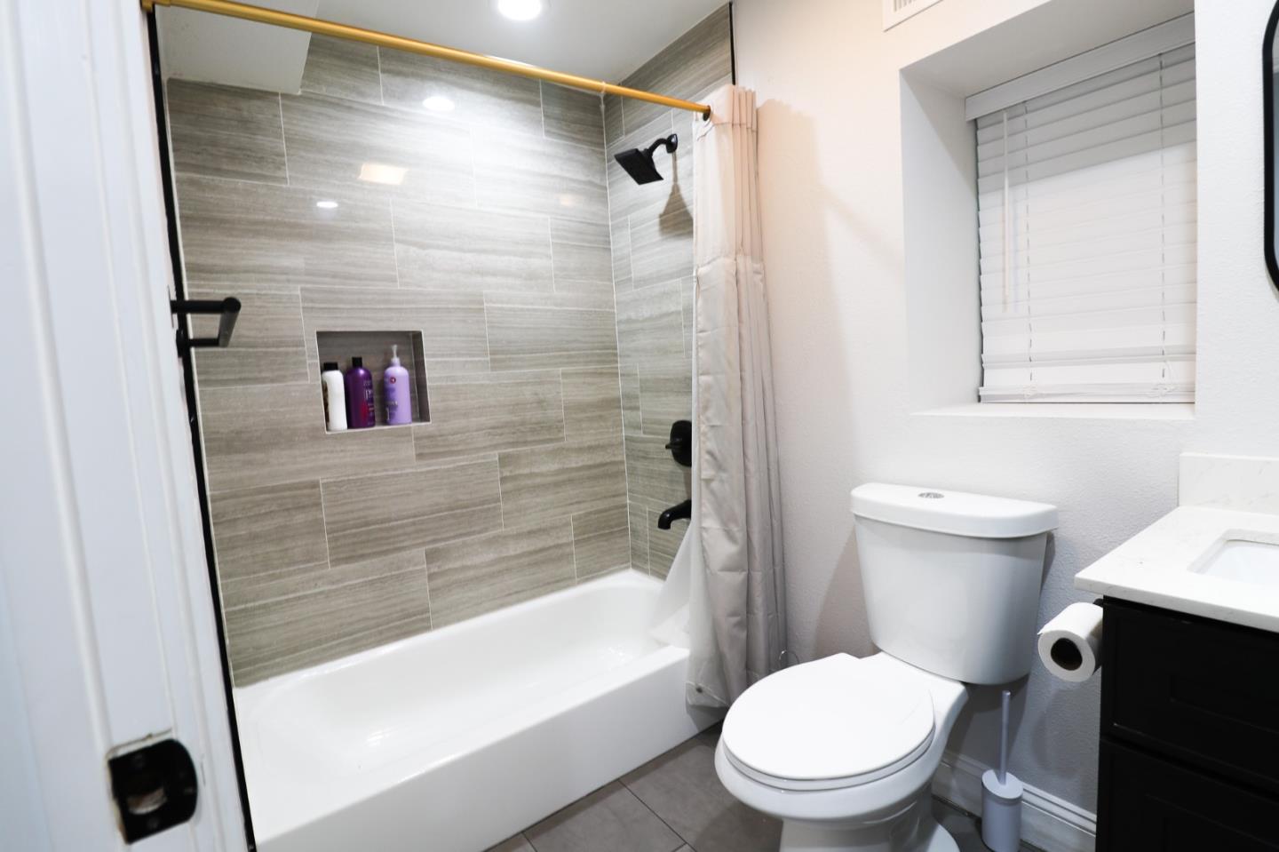 Detail Gallery Image 8 of 30 For 875 Wood St, Oakland,  CA 94607 - – Beds | – Baths