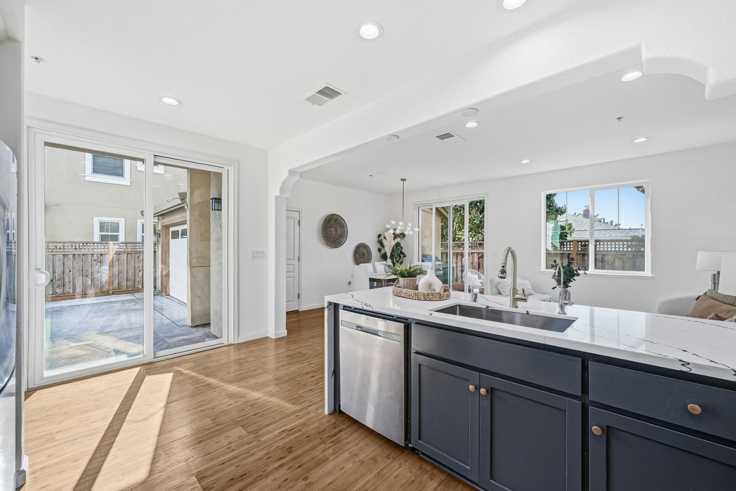 Detail Gallery Image 7 of 57 For 1421 Rosemary St, Menlo Park,  CA 94025 - 4 Beds | 3 Baths