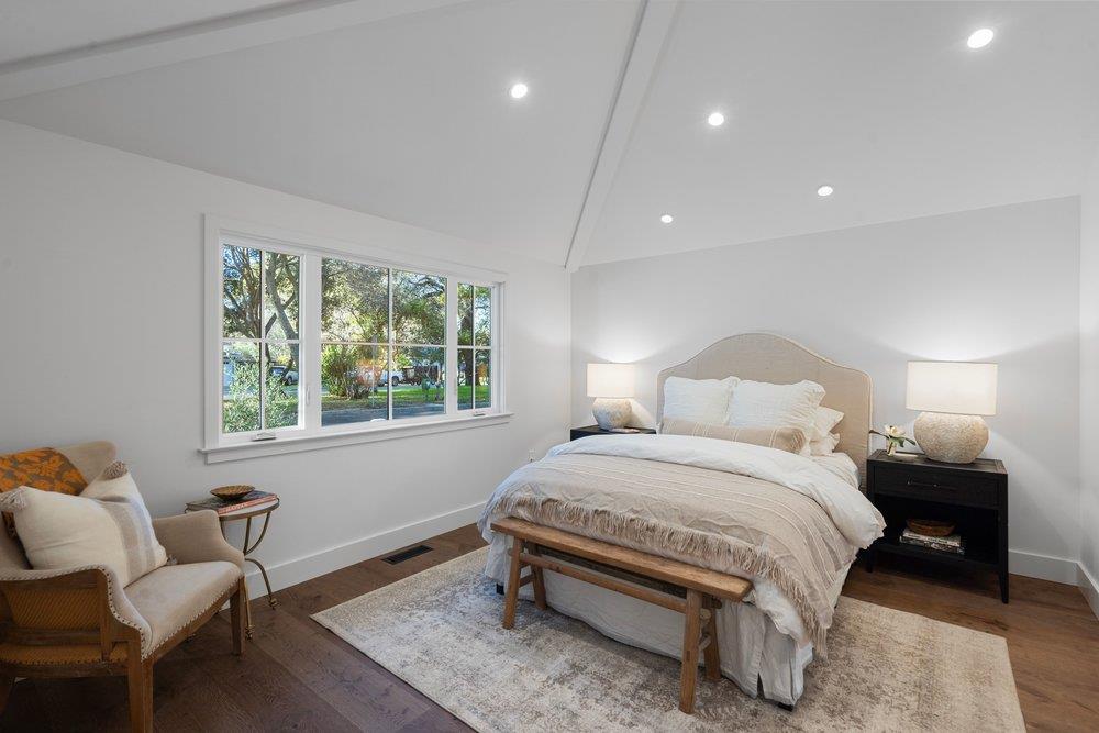 Detail Gallery Image 10 of 23 For 1010 Ringwood Ave, Menlo Park,  CA 94025 - 4 Beds | 2/1 Baths