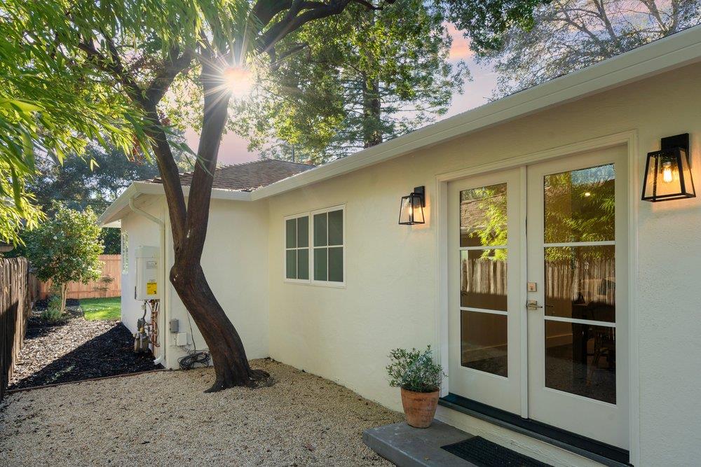 Detail Gallery Image 20 of 23 For 1010 Ringwood Ave, Menlo Park,  CA 94025 - 4 Beds | 2/1 Baths