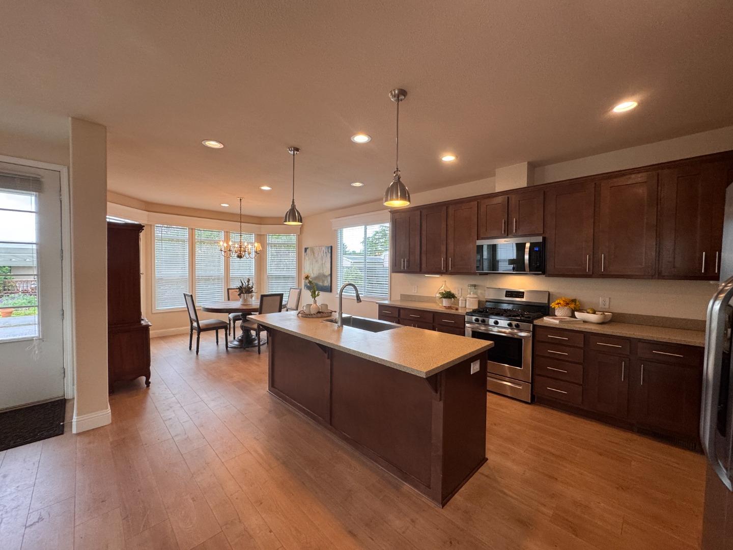 Detail Gallery Image 8 of 32 For 10 Coral Way #10,  Half Moon Bay,  CA 94019 - 3 Beds | 2 Baths