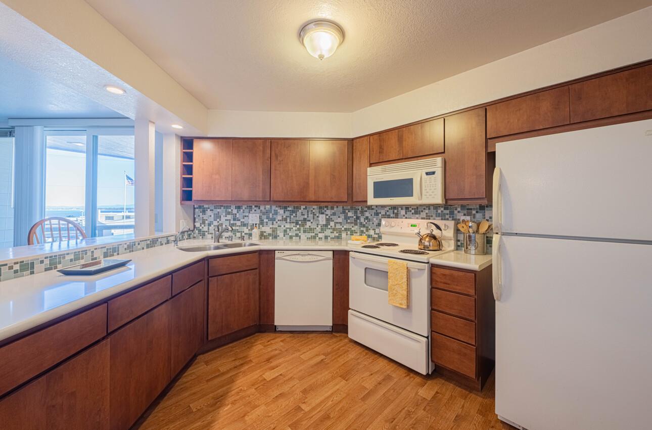 Detail Gallery Image 13 of 30 For 585 Hawthorne St #103,  Monterey,  CA 93940 - 2 Beds | 2 Baths