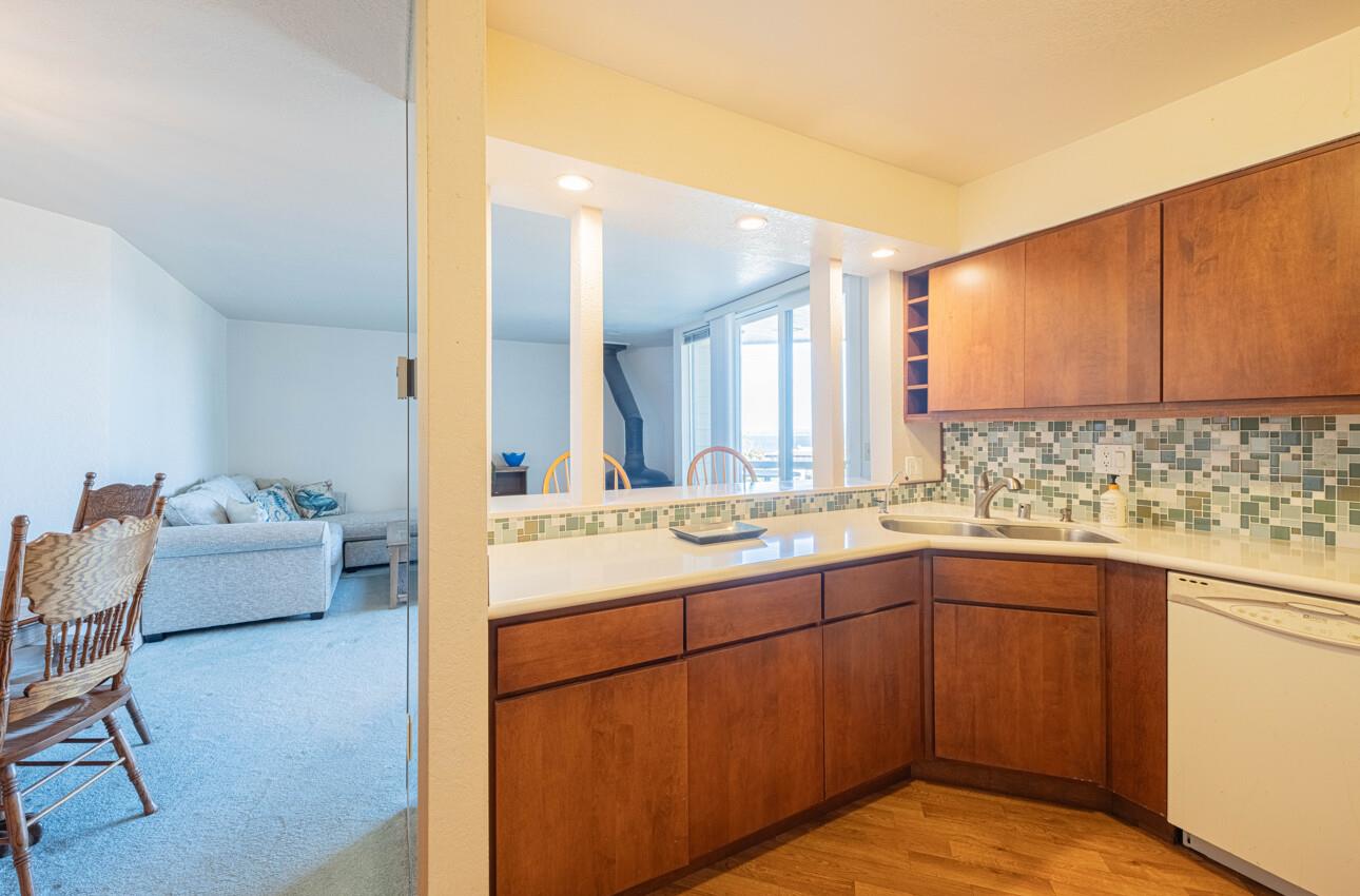 Detail Gallery Image 14 of 30 For 585 Hawthorne St #103,  Monterey,  CA 93940 - 2 Beds | 2 Baths