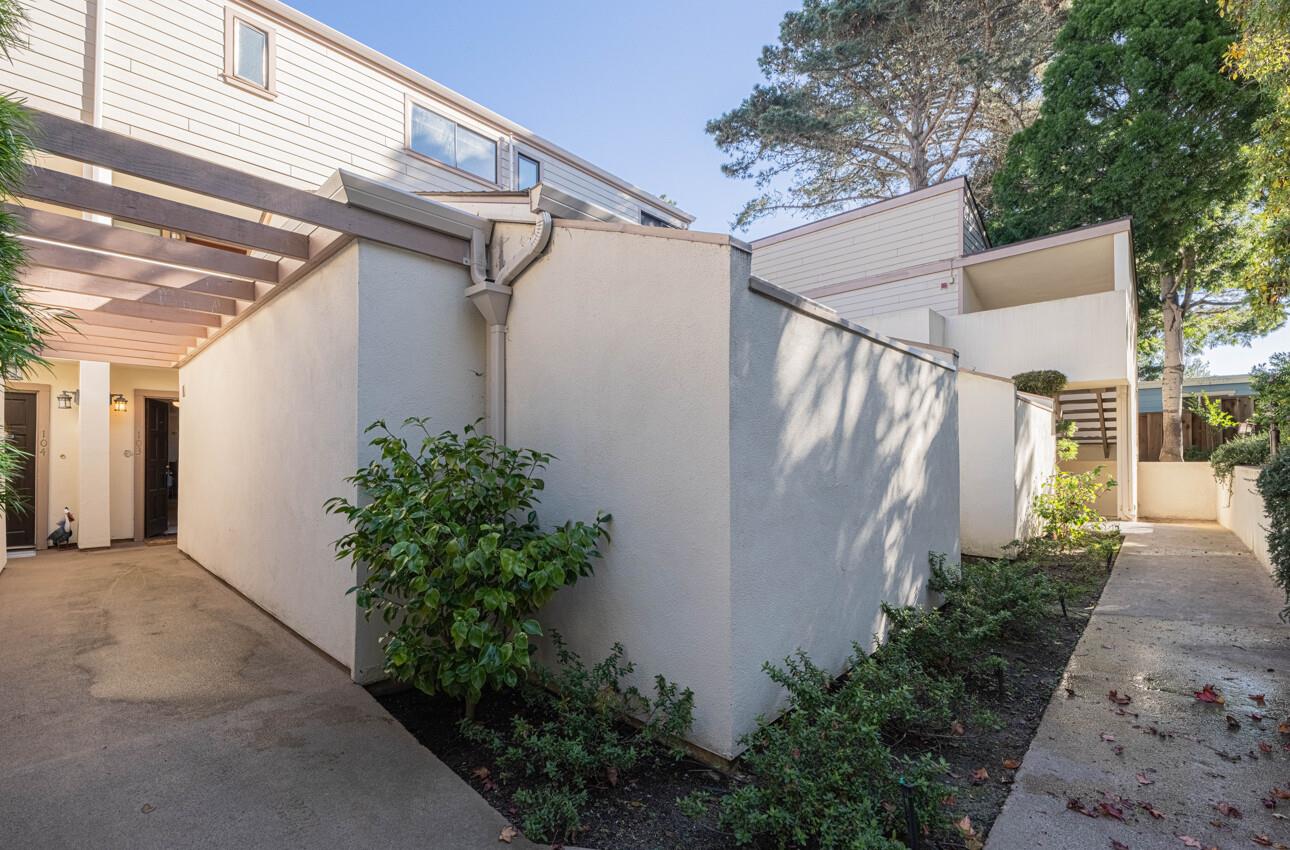 Detail Gallery Image 4 of 30 For 585 Hawthorne St #103,  Monterey,  CA 93940 - 2 Beds | 2 Baths