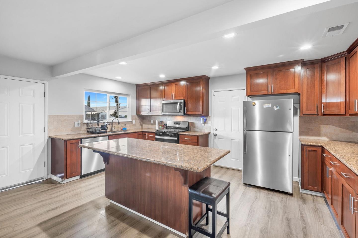 Detail Gallery Image 7 of 16 For 16012 Julie Ln, Lathrop,  CA 95330 - 3 Beds | 2 Baths