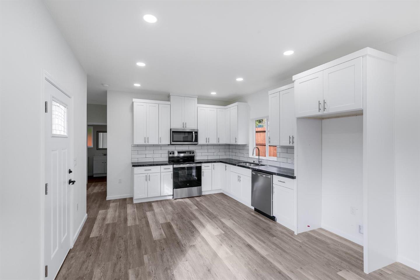 Detail Gallery Image 3 of 14 For 7750 Wachtel Way, Orangevale,  CA 95662 - 2 Beds | 2 Baths