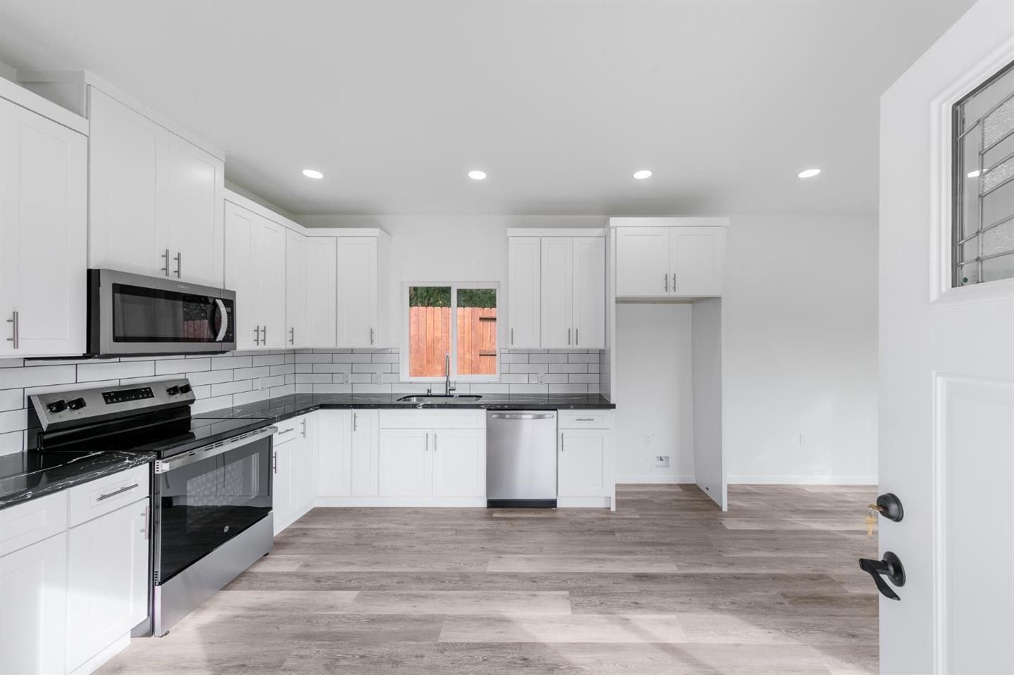 Detail Gallery Image 4 of 14 For 7750 Wachtel Way, Orangevale,  CA 95662 - 2 Beds | 2 Baths