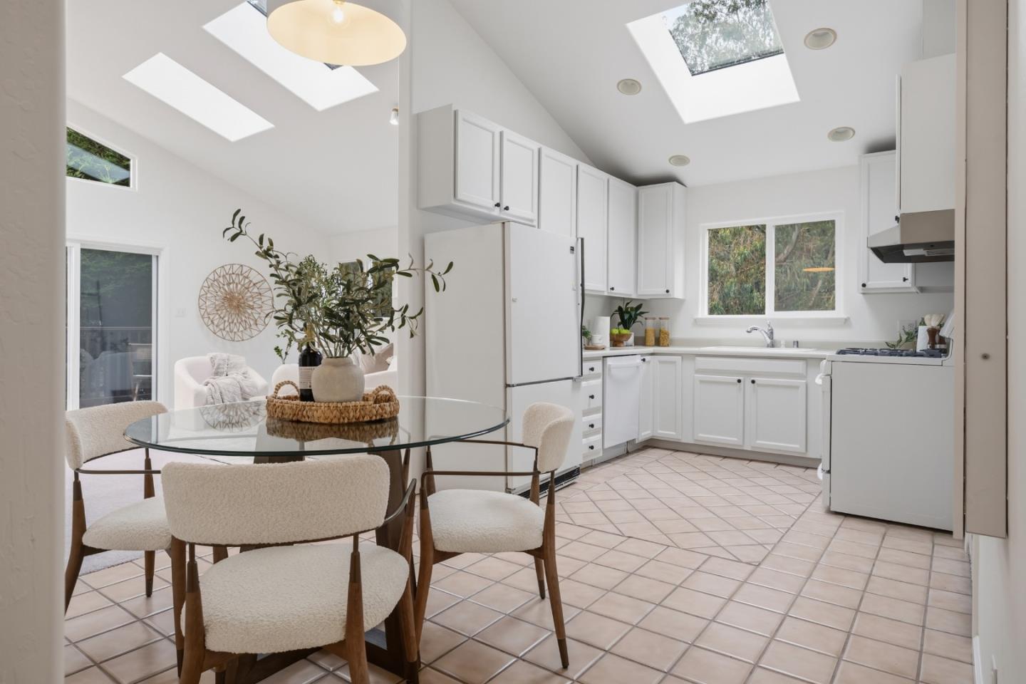 Detail Gallery Image 8 of 34 For 239 San Juan Ave, El Granada,  CA 94018 - 2 Beds | 1/1 Baths