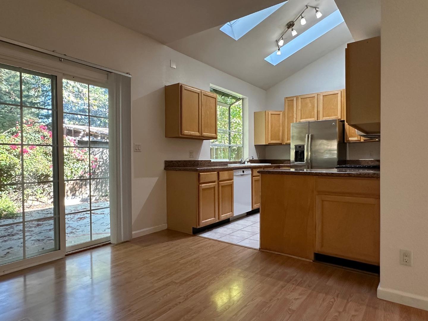 Detail Gallery Image 9 of 30 For 686 Willowgate St, Mountain View,  CA 94043 - 5 Beds | 3 Baths