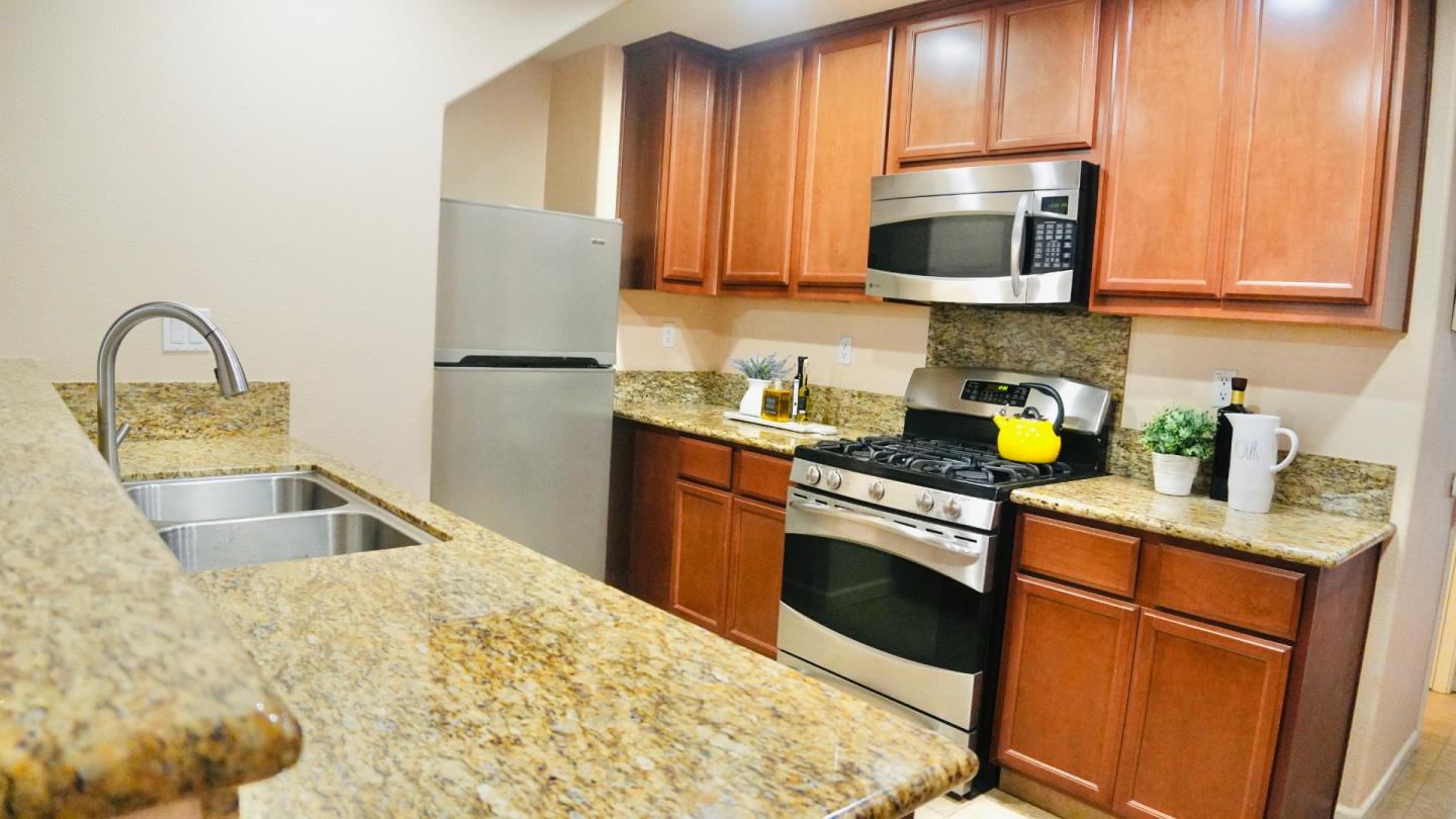 Detail Gallery Image 4 of 8 For 2174 Beech Cir, San Jose,  CA 95131 - 3 Beds | 3 Baths