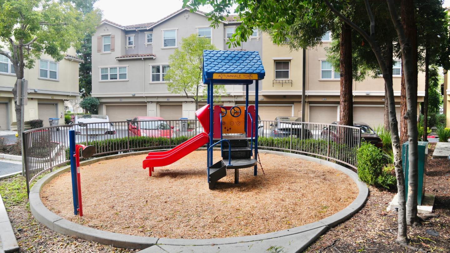 Detail Gallery Image 8 of 8 For 2174 Beech Cir, San Jose,  CA 95131 - 3 Beds | 3 Baths