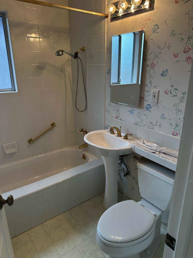 Detail Gallery Image 2 of 12 For 2797 Massachusetts Ave, Redwood City,  CA 94061 - 3 Beds | 1/1 Baths