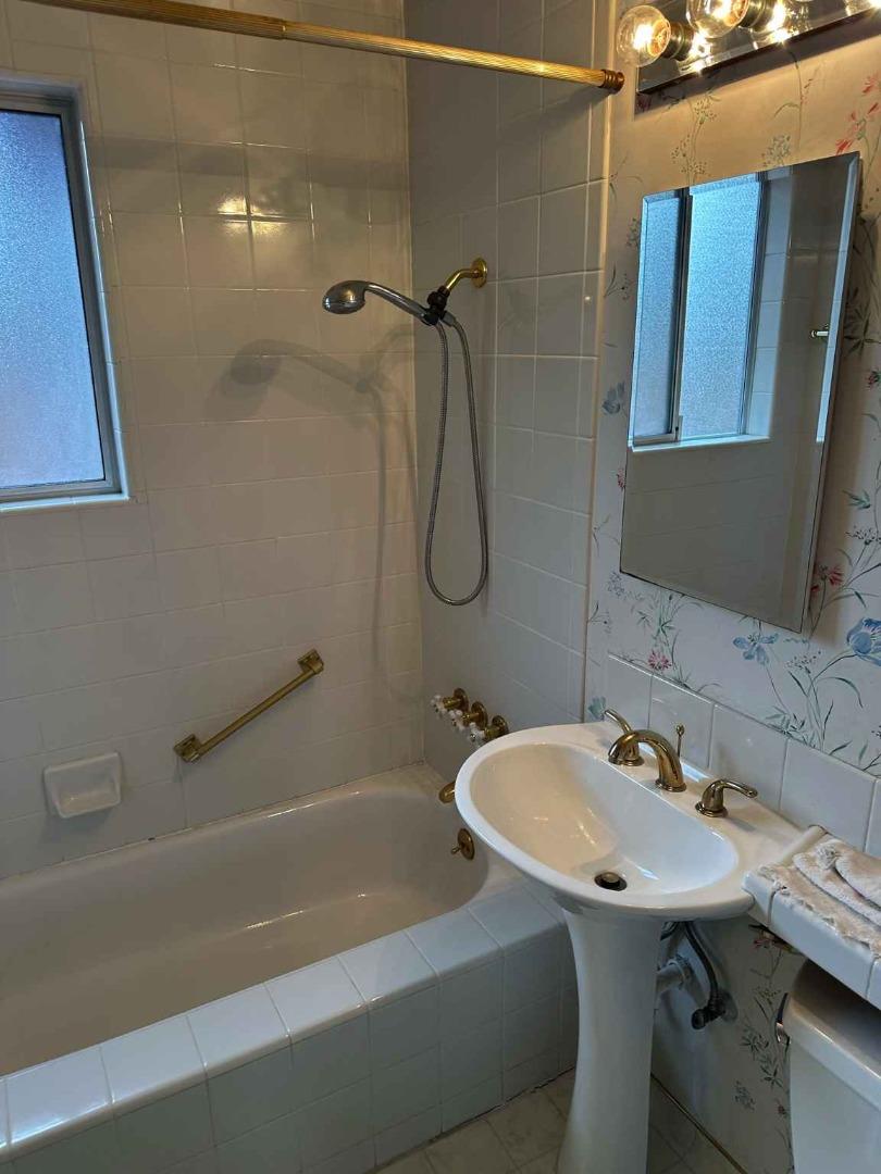 Detail Gallery Image 3 of 12 For 2797 Massachusetts Ave, Redwood City,  CA 94061 - 3 Beds | 1/1 Baths