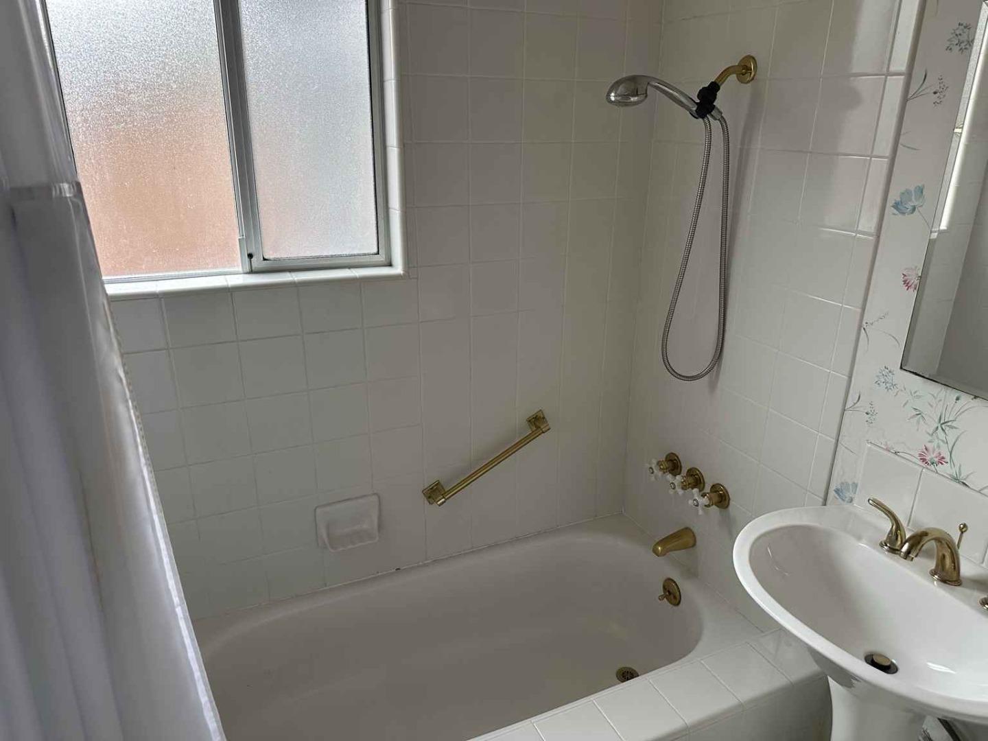 Detail Gallery Image 4 of 12 For 2797 Massachusetts Ave, Redwood City,  CA 94061 - 3 Beds | 1/1 Baths