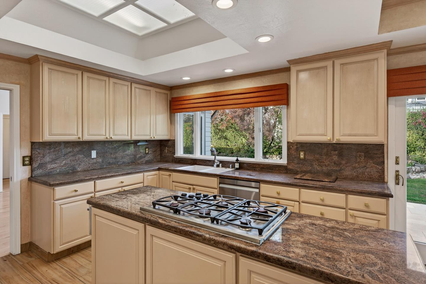 Detail Gallery Image 10 of 31 For 860 Monte Rosa Dr, Menlo Park,  CA 94025 - 4 Beds | 3/1 Baths