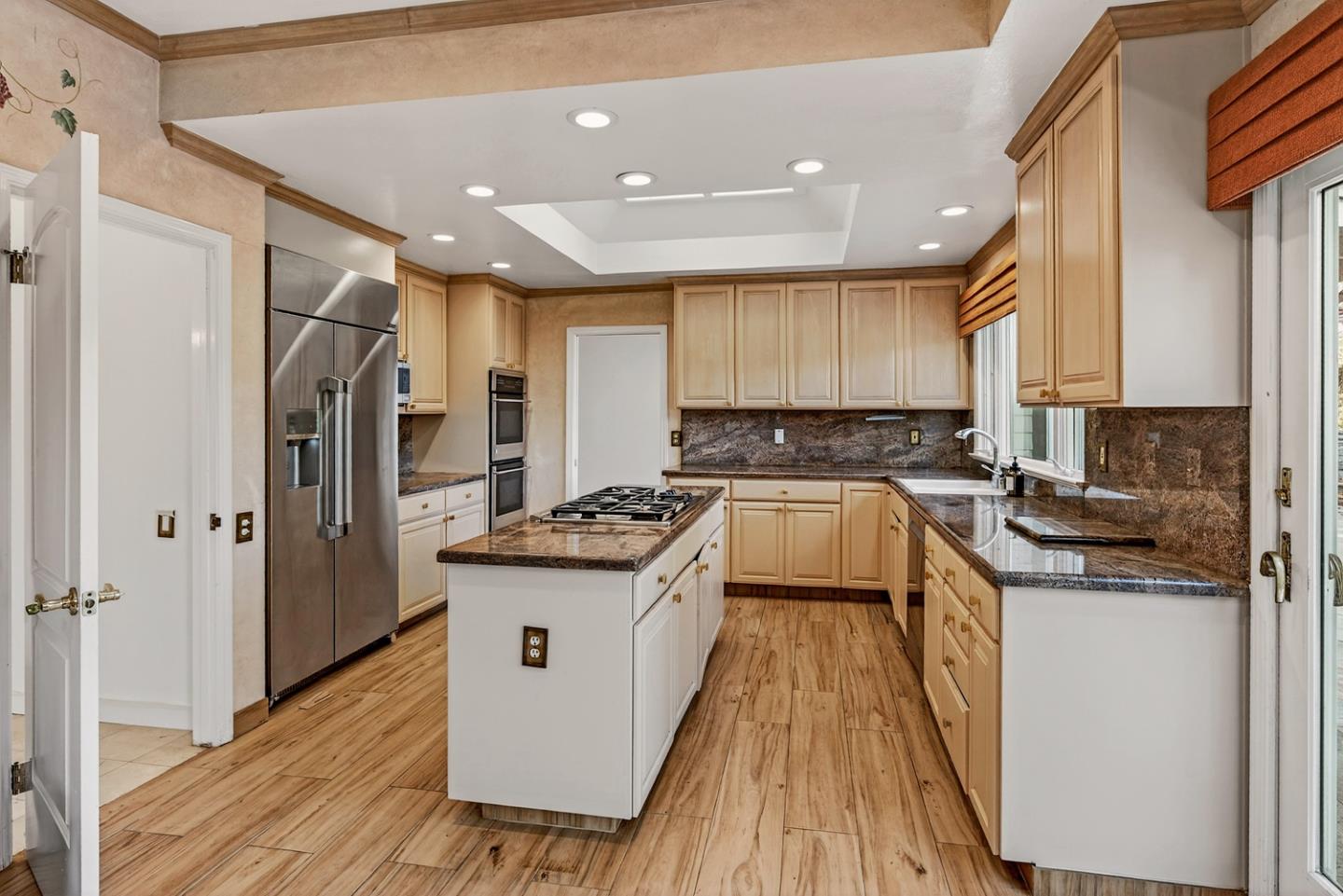 Detail Gallery Image 11 of 31 For 860 Monte Rosa Dr, Menlo Park,  CA 94025 - 4 Beds | 3/1 Baths