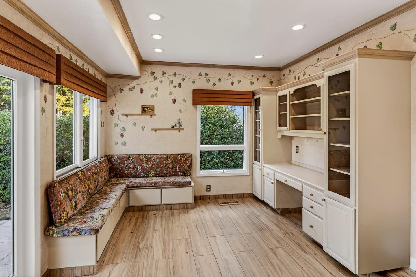 Detail Gallery Image 12 of 31 For 860 Monte Rosa Dr, Menlo Park,  CA 94025 - 4 Beds | 3/1 Baths