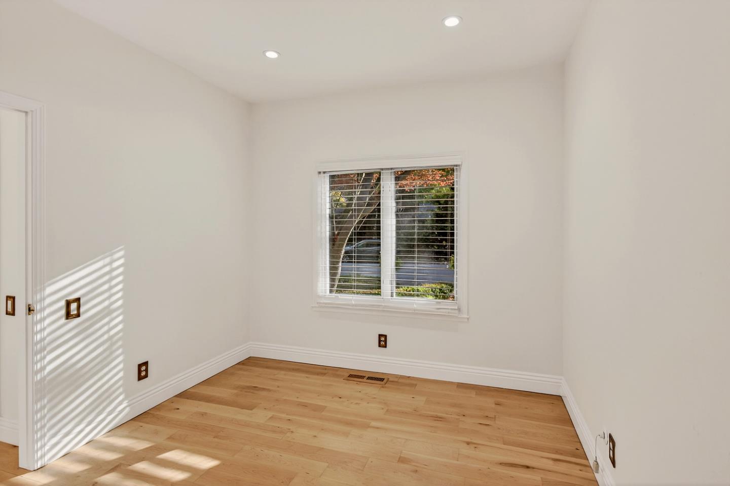 Detail Gallery Image 16 of 31 For 860 Monte Rosa Dr, Menlo Park,  CA 94025 - 4 Beds | 3/1 Baths