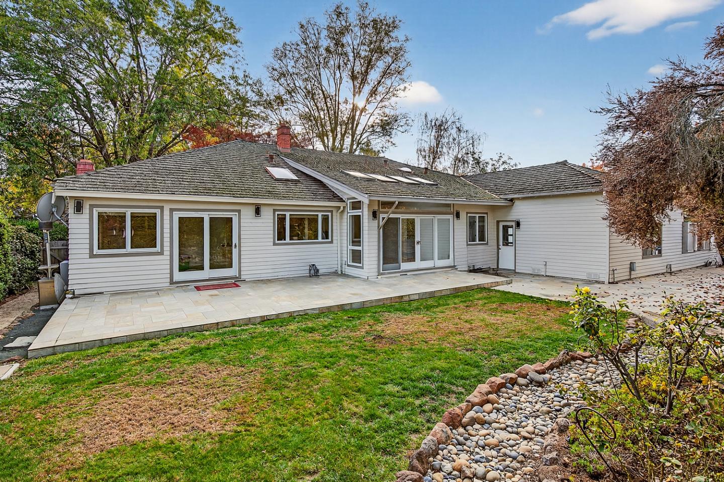 Detail Gallery Image 25 of 31 For 860 Monte Rosa Dr, Menlo Park,  CA 94025 - 4 Beds | 3/1 Baths