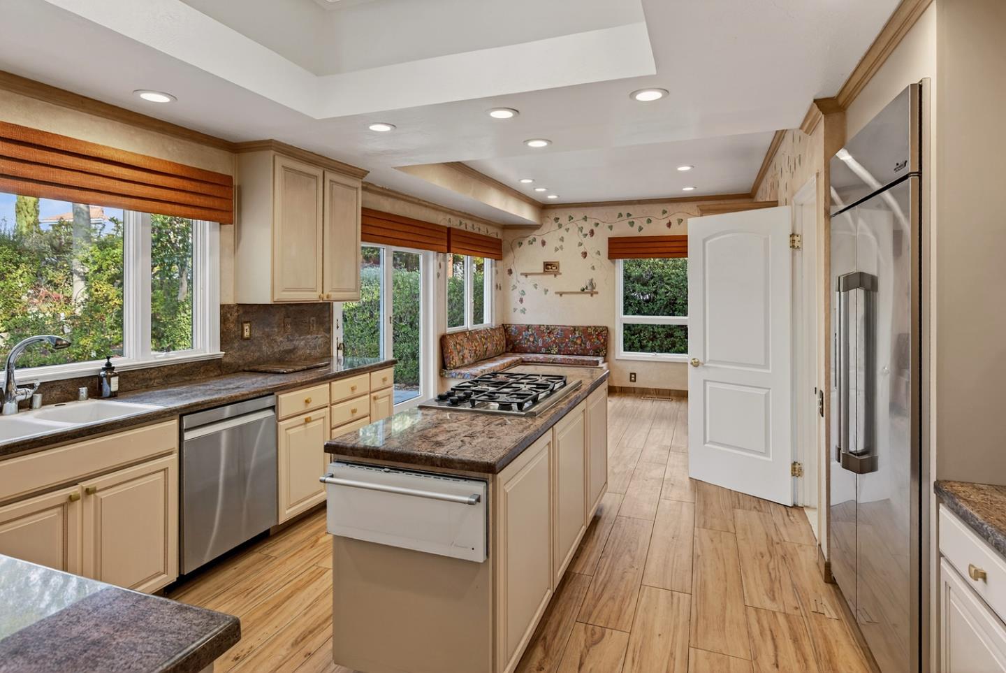 Detail Gallery Image 9 of 31 For 860 Monte Rosa Dr, Menlo Park,  CA 94025 - 4 Beds | 3/1 Baths