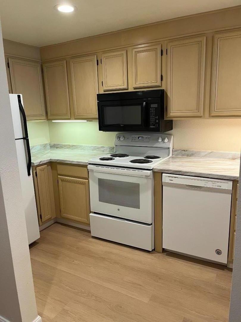 Detail Gallery Image 3 of 24 For 550 Ortega #B327,  Mountain View,  CA 94040 - 2 Beds | 1 Baths