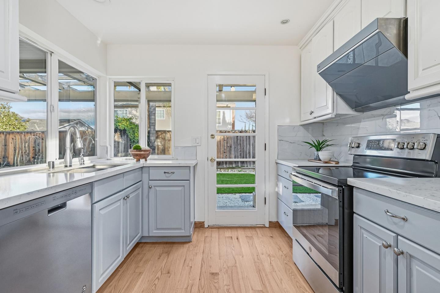 Detail Gallery Image 10 of 41 For 430 Juniper Ct, Sunnyvale,  CA 94086 - 4 Beds | 2 Baths