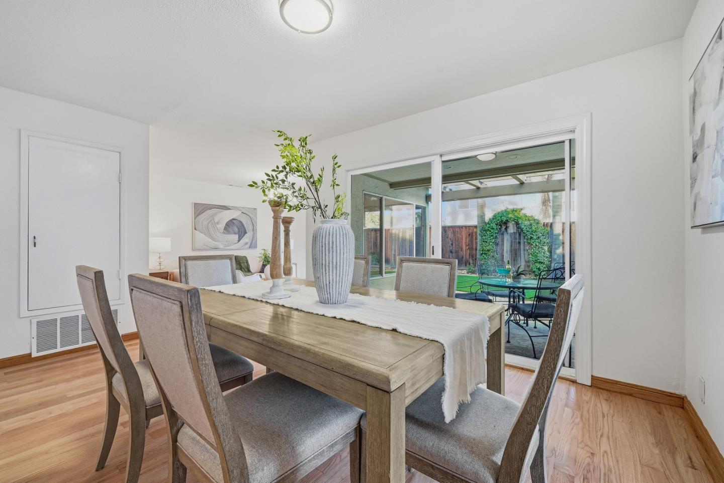 Detail Gallery Image 14 of 41 For 430 Juniper Ct, Sunnyvale,  CA 94086 - 4 Beds | 2 Baths