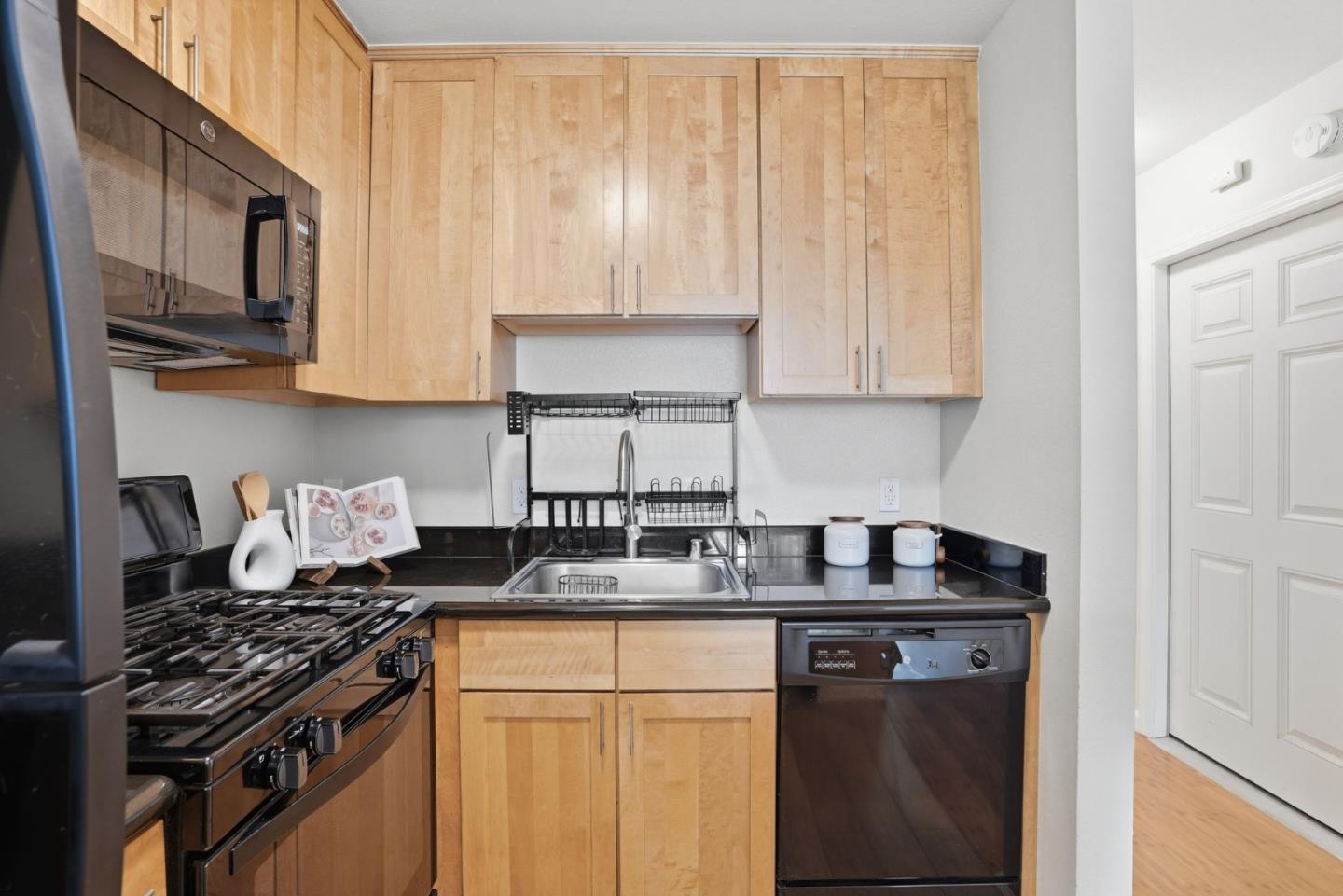 Detail Gallery Image 5 of 20 For 400 Alemany Blvd #2,  San Francisco,  CA 94110 - 2 Beds | 1/1 Baths