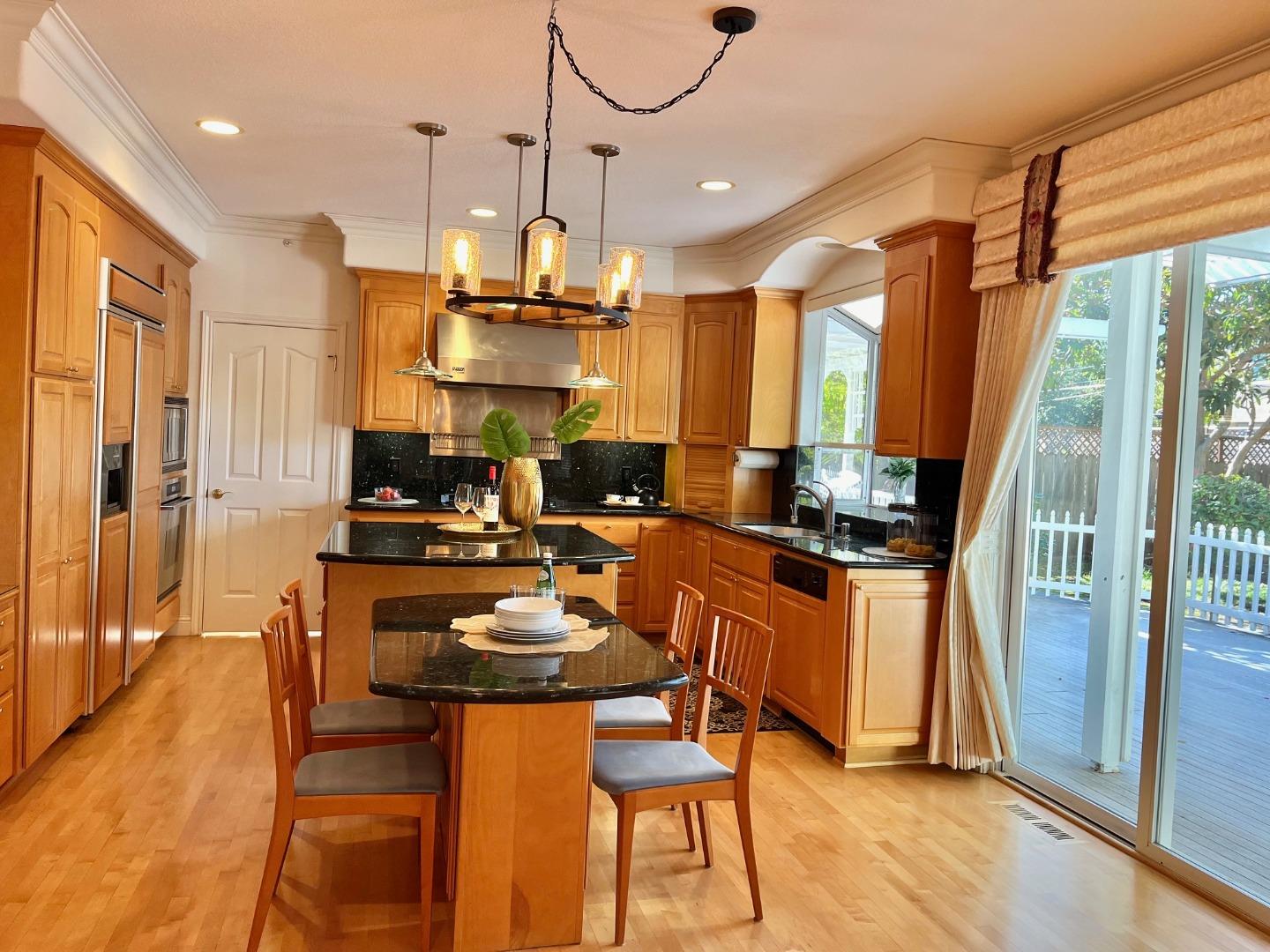 Detail Gallery Image 5 of 6 For 772 Cereza Dr, Palo Alto,  CA 94306 - 4 Beds | 3 Baths