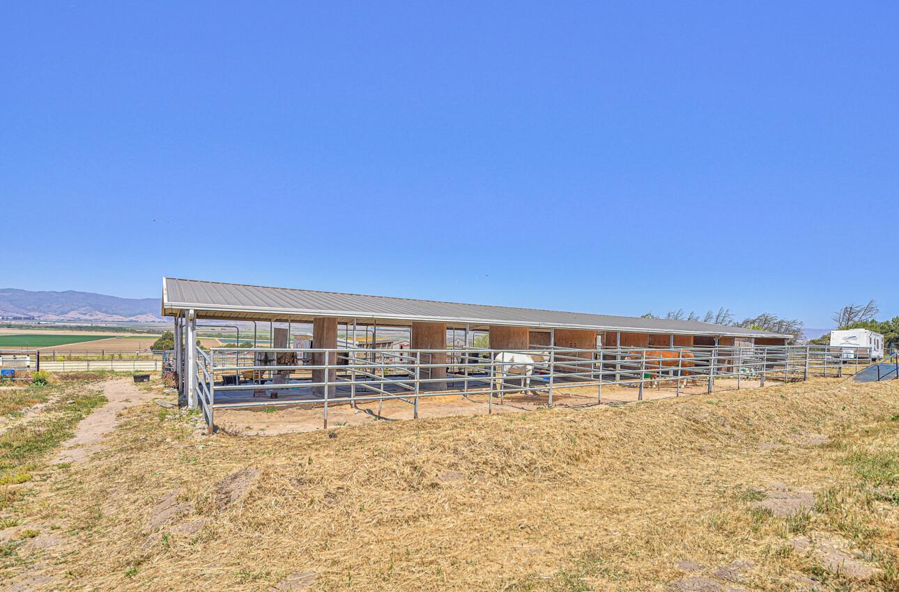 Detail Gallery Image 13 of 77 For 844 River Rd, Salinas,  CA 93908 - 3 Beds | 3 Baths