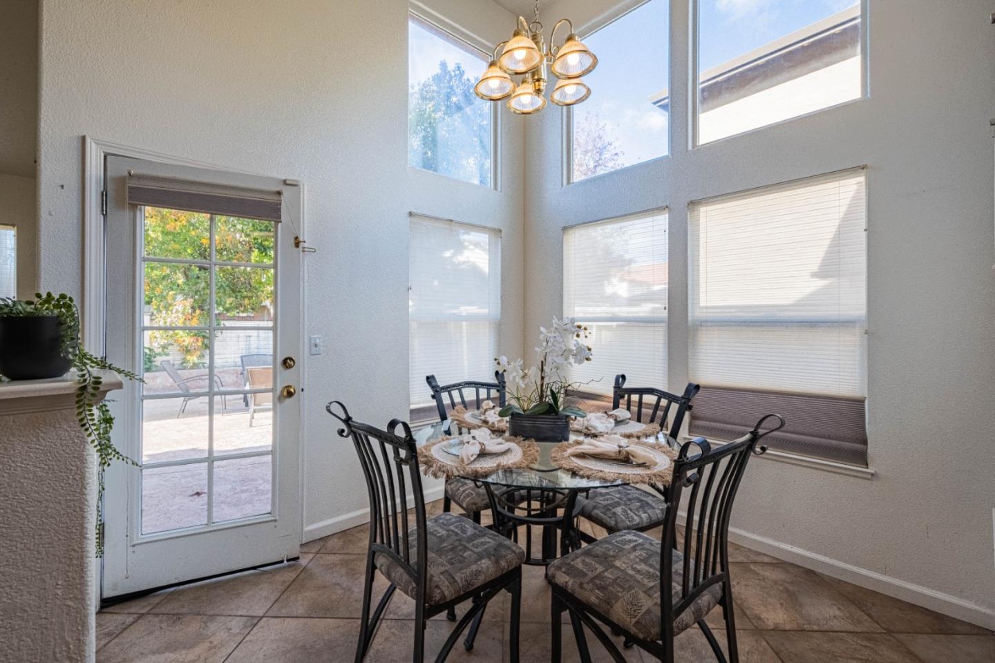 Detail Gallery Image 11 of 41 For 1637 Marshfield Ct, Salinas,  CA 93906 - 3 Beds | 2 Baths