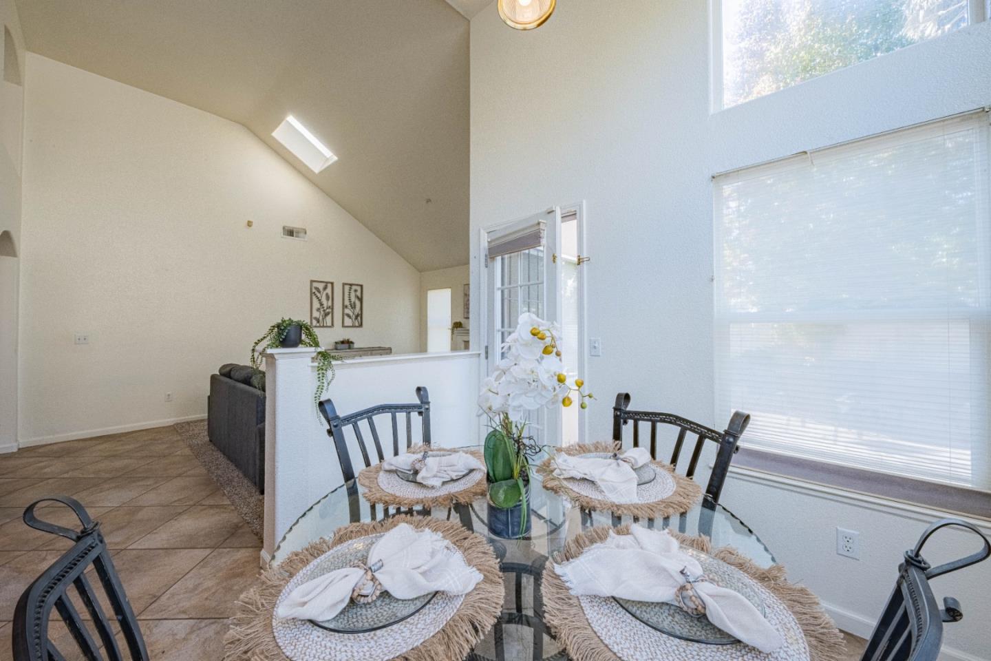 Detail Gallery Image 13 of 41 For 1637 Marshfield Ct, Salinas,  CA 93906 - 3 Beds | 2 Baths