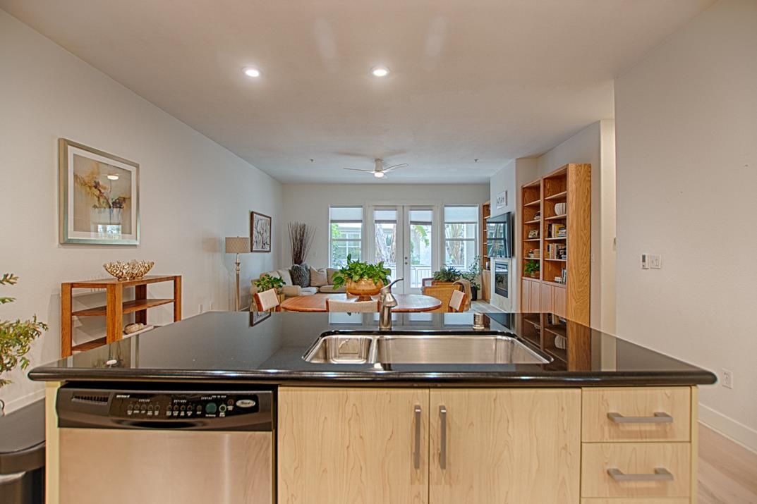 Detail Gallery Image 5 of 31 For 2030 N Pacific #115,  Santa Cruz,  CA 95060 - 3 Beds | 2 Baths