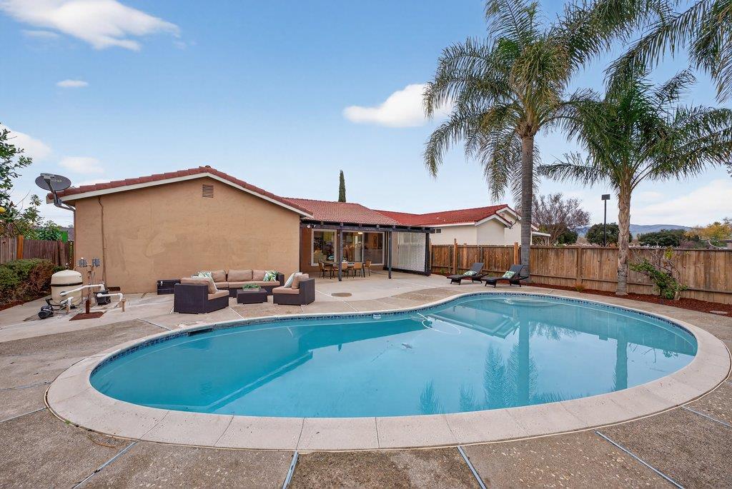 Detail Gallery Image 13 of 38 For 296 Omira Dr, San Jose,  CA 95123 - 4 Beds | 2 Baths