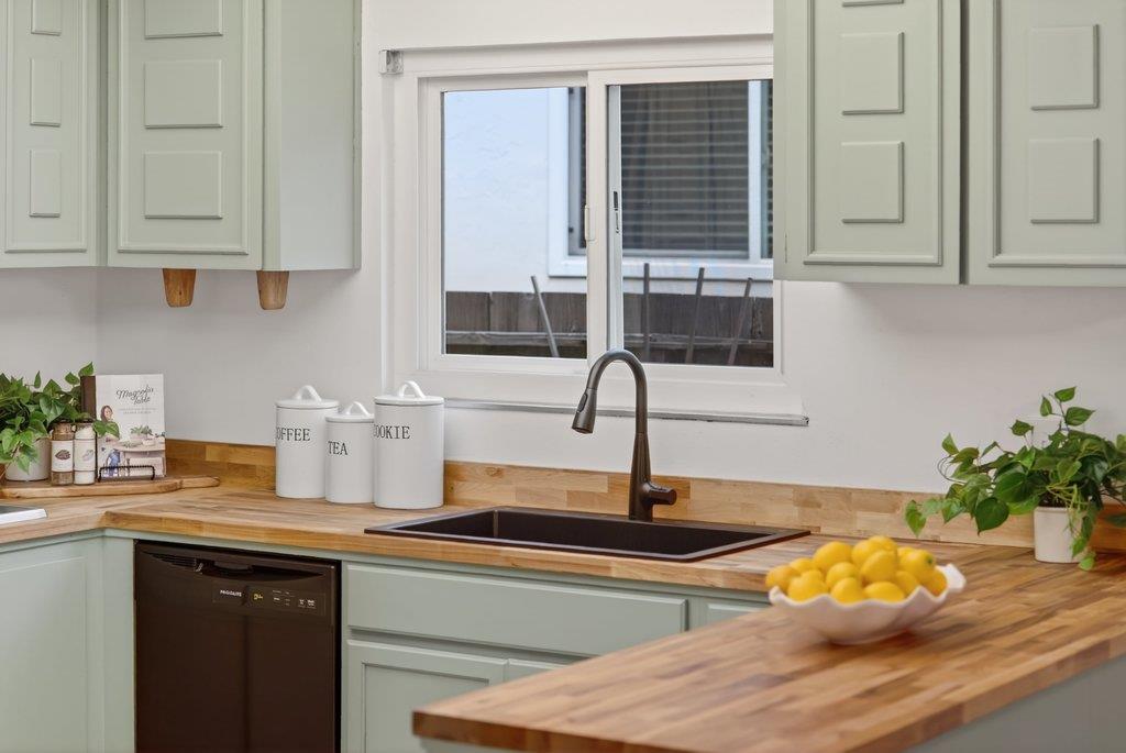 Detail Gallery Image 3 of 38 For 296 Omira Dr, San Jose,  CA 95123 - 4 Beds | 2 Baths