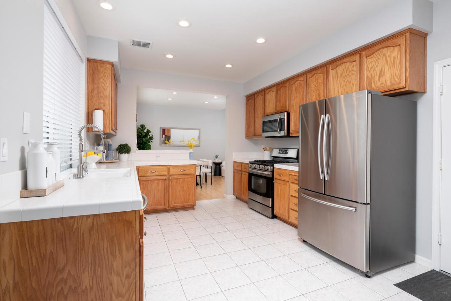 Detail Gallery Image 10 of 26 For 865 Windsor Hills Cir, San Jose,  CA 95123 - 3 Beds | 2/1 Baths